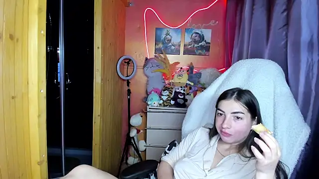 Fiery Brunette  online show from April 2026 04:59:01 AM