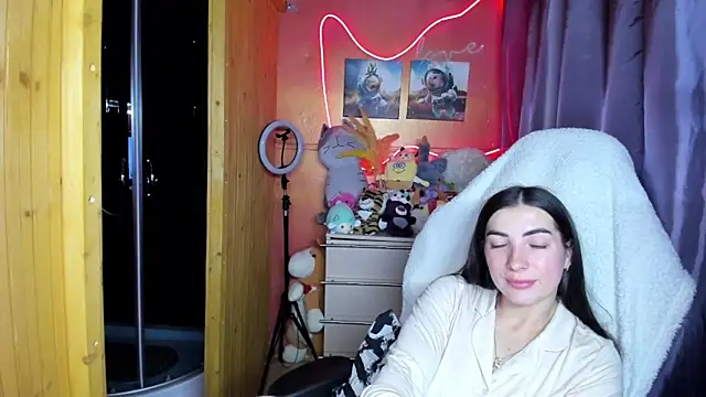 Fiery Brunette  online show from April 2026 02:14:02 PM