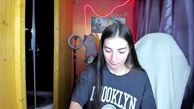 Fiery Brunette  online show from June 2026 03:45:01 AM