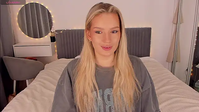 CassieRayss online show from February 2026 11:18:01 AM