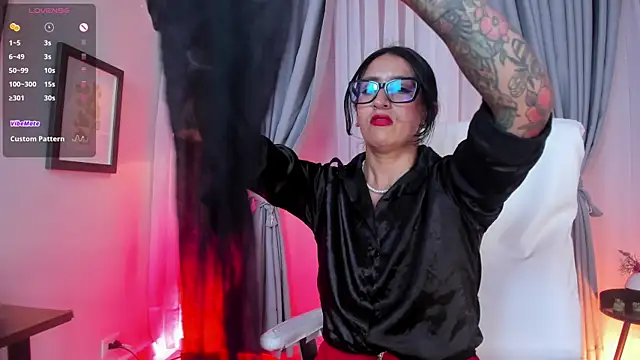 Snapshot of kira_moon__ chatting on November 2025 09:14:01 PM kira moon online show from November 2025 09:14:01 PM