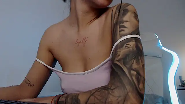 Snapshot of Simply_the_best chatting on January 2025 05:17:01 PM Simply the best online show from January 2025 05:17:01 PM