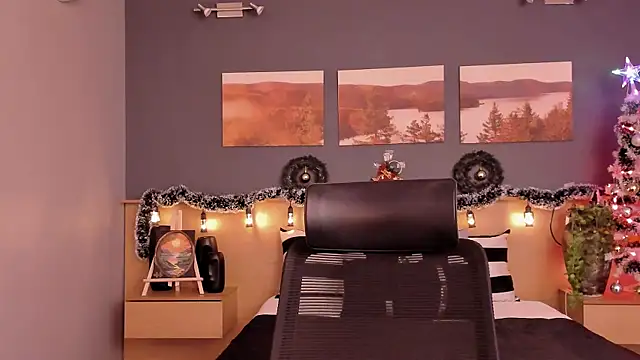 LiliJones  online show from December 2024 07:43:02 PM