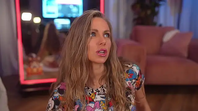 eva fashionista online show from November 2025 07:37:01 PM