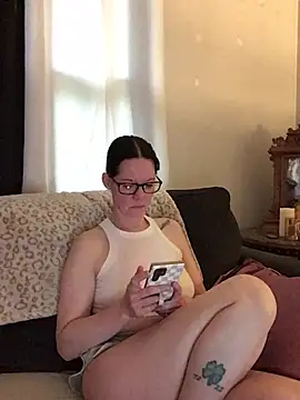 Snapshot of SidneyRaee chatting on May 2026 03:52:02 PM SidneyRaee online show from May 2026 03:52:02 PM
