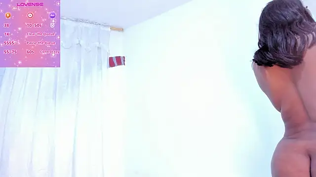 Snapshot of RoxannaBlanche chatting on October 2025 11:44:02 AM RoxannaBlanche online show from October 2025 11:44:02 AM