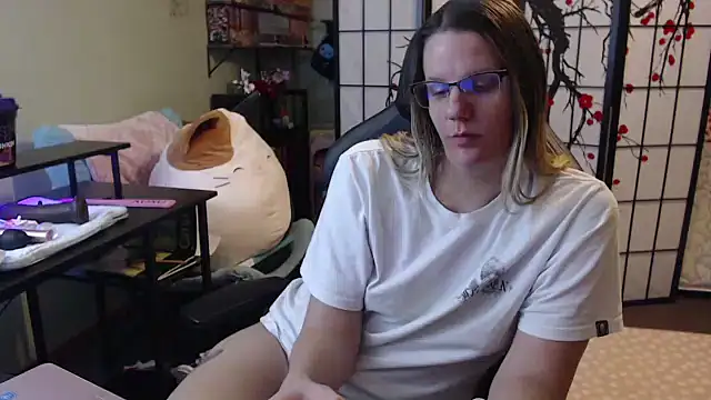 Sarahtineke online show from February 2026 10:59:02 PM