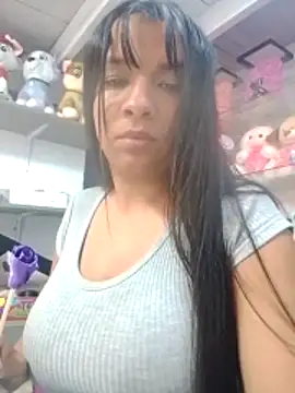 Snapshot of VivienAndClark chatting on November 2025 04:07:01 PM VivienAndClark online show from November 2025 04:07:01 PM