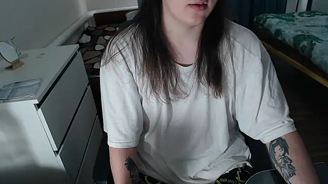 Snapshot of EvaMiron chatting on September 2025 12:07:01 PM EvaMiron online show from September 2025 12:07:01 PM