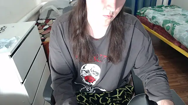 Snapshot of EvaMiron chatting on October 2025 12:24:02 PM EvaMiron online show from October 2025 12:24:02 PM