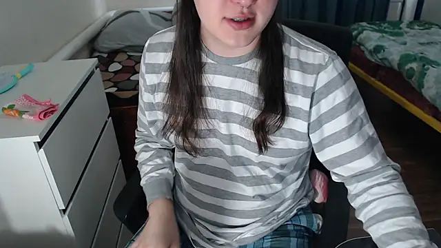 Snapshot of EvaMiron chatting on October 2025 10:46:02 AM EvaMiron online show from October 2025 10:46:02 AM