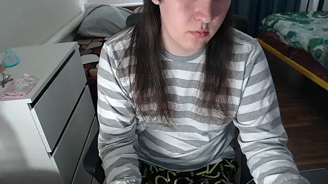 Snapshot of EvaMiron chatting on October 2025 10:25:01 AM EvaMiron online show from October 2025 10:25:01 AM