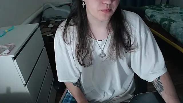 Snapshot of EvaMiron chatting on October 2025 11:43:01 AM EvaMiron online show from October 2025 11:43:01 AM