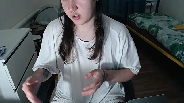 Snapshot of EvaMiron chatting on October 2025 11:22:01 AM EvaMiron online show from October 2025 11:22:01 AM