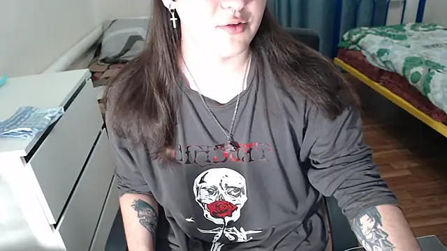 Snapshot of EvaMiron chatting on October 2025 12:05:01 PM EvaMiron online show from October 2025 12:05:01 PM