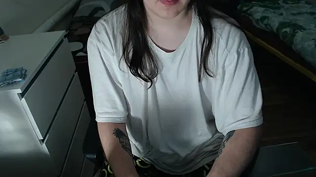 Snapshot of EvaMiron chatting on October 2025 07:05:01 PM EvaMiron online show from October 2025 07:05:01 PM