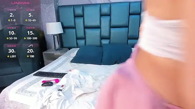 Snapshot of Nahomi_Wild chatting on December 2024 08:29:01 PM Nahomi Wild online show from December 2024 08:29:01 PM