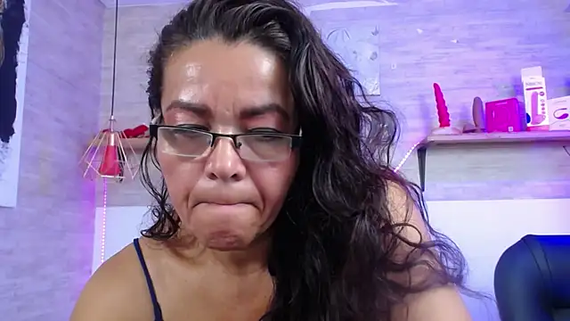 Snapshot of MaturePure chatting on October 2025 01:06:01 AM MaturePure online show from October 2025 01:06:01 AM