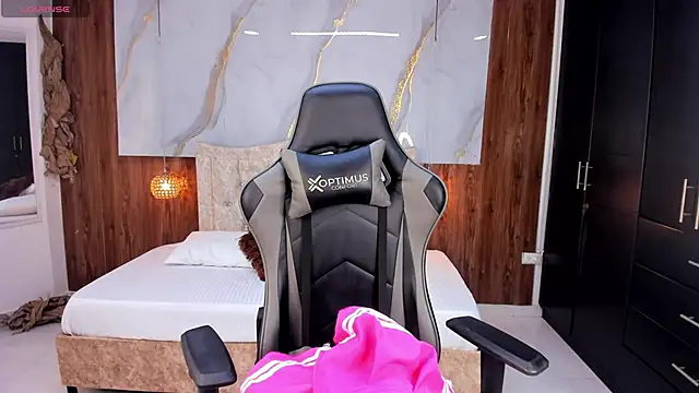 Snapshot of mia_18v chatting on March 2025 08:29:02 PM mia 18v online show from March 2025 08:29:02 PM