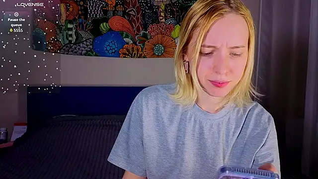 Crayzy Luv online show from April 2026 01:31:02 AM