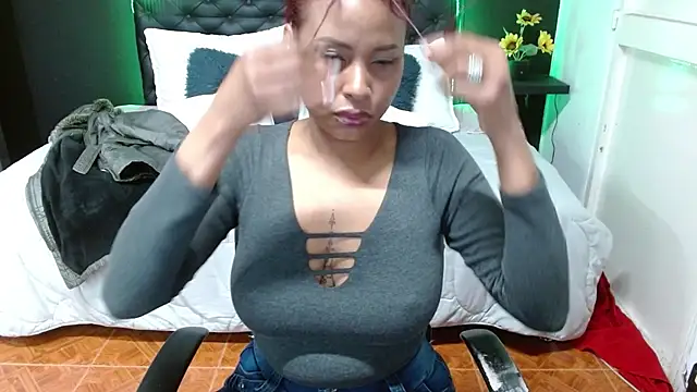 Snapshot of Dominik_girl chatting on February 2025 06:33:01 AM Dominik girl online show from February 2025 06:33:01 AM