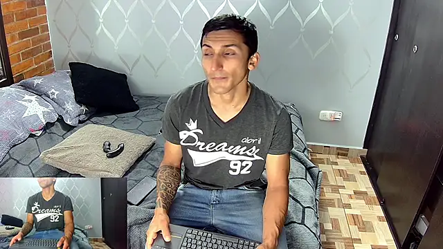 Snapshot of Marck_Muscle chatting on December 2024 03:20:01 AM Marck Muscle online show from December 2024 03:20:01 AM