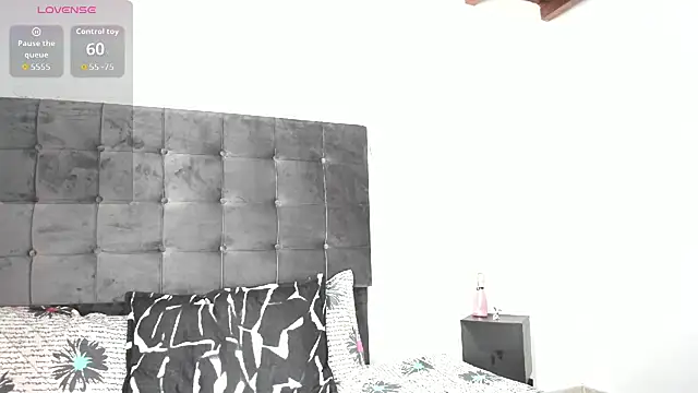 Kylie2211 online show from November 2025 05:45:02 PM