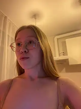 Snapshot of Eva_Weyne chatting on December 2024 03:26:02 AM Eva Weyne online show from December 2024 03:26:02 AM