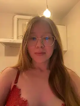 Snapshot of Eva_Weyne chatting on December 2024 06:05:01 PM Eva Weyne online show from December 2024 06:05:01 PM