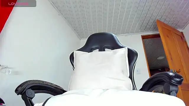 Holly Sailt online show from April 2026 07:19:02 PM