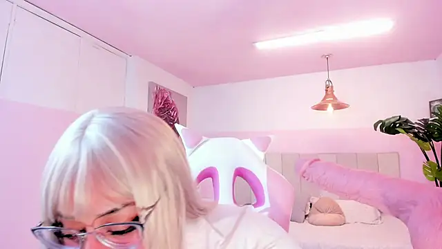 Red lady online show from February 2025 04:14:02 AM