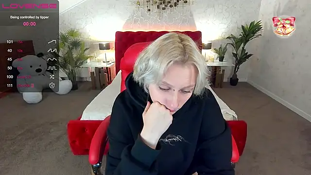 LunaaMayy online show from December 2024 05:45:02 PM