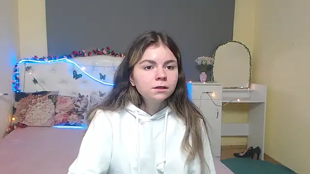Snapshot of TinaRedly chatting on May 2026 06:01:01 PM TinaRedly online show from May 2026 06:01:01 PM
