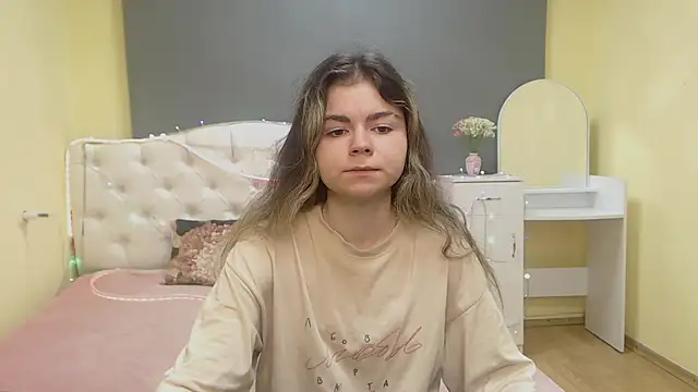Snapshot of TinaRedly chatting on May 2026 06:05:02 PM TinaRedly online show from May 2026 06:05:02 PM