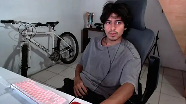 Snapshot of Thieves9 chatting on September 2025 09:20:01 PM Thieves9 online show from September 2025 09:20:01 PM