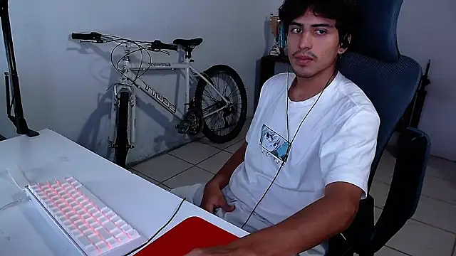 Snapshot of Thieves9 chatting on October 2025 03:54:02 AM Thieves9 online show from October 2025 03:54:02 AM