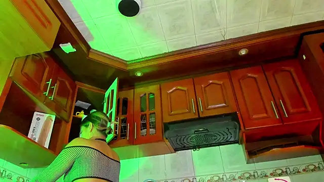 Snapshot of LaureenHills chatting on December 2024 06:44:01 AM LaureenHills online show from December 2024 06:44:01 AM