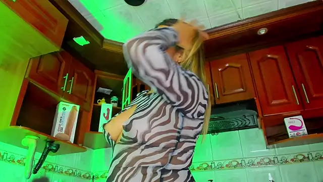 Snapshot of LaureenHills chatting on December 2024 03:37:01 AM LaureenHills online show from December 2024 03:37:01 AM