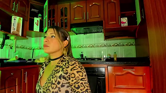 Snapshot of LaureenHills chatting on February 2025 02:58:01 AM LaureenHills online show from February 2025 02:58:01 AM