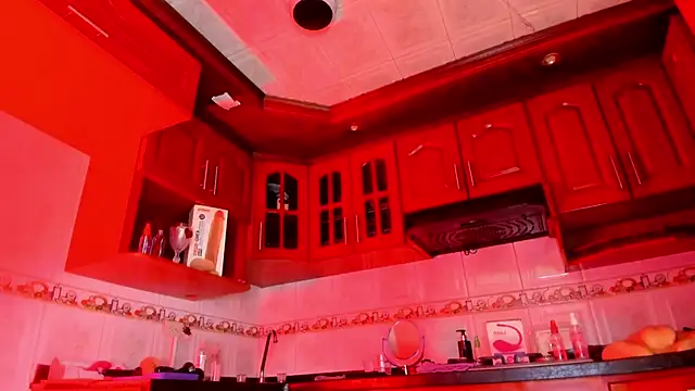 Snapshot of LaureenHills chatting on February 2025 03:20:01 AM LaureenHills online show from February 2025 03:20:01 AM