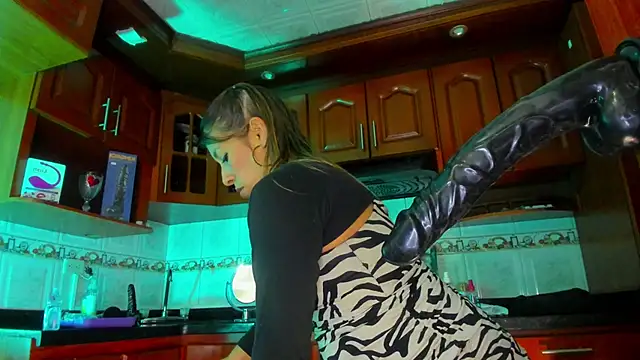 Snapshot of LaureenHills chatting on March 2025 09:16:01 AM LaureenHills online show from March 2025 09:16:01 AM