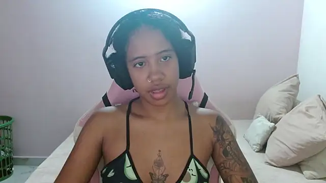 Snapshot of TiffanyRoouse chatting on December 2024 02:12:02 AM TiffanyRoouse online show from December 2024 02:12:02 AM