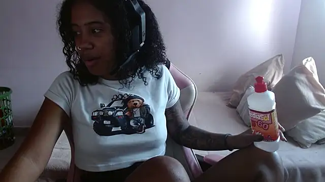 Snapshot of TiffanyRoouse chatting on December 2024 08:58:02 PM TiffanyRoouse online show from December 2024 08:58:02 PM