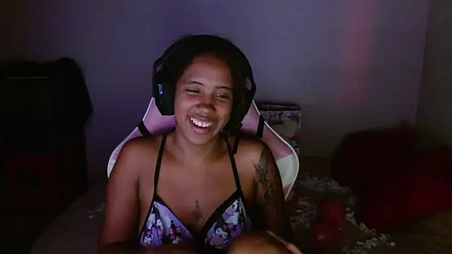 Snapshot of TiffanyRoouse chatting on February 2025 01:02:01 AM TiffanyRoouse online show from February 2025 01:02:01 AM