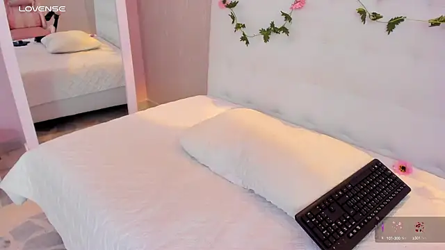 miagomezweb1 online show from February 2025 04:36:01 PM