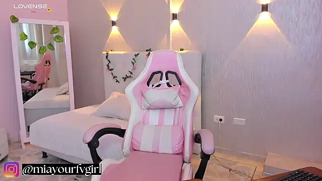 miagomezweb1 online show from February 2025 01:48:01 PM