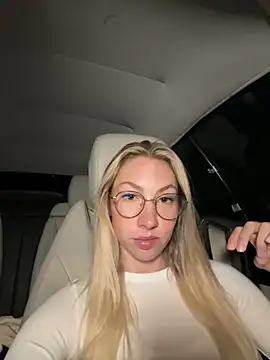 LuisaBecker online show from October 2025 05:25:02 PM