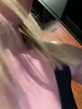 LuisaBecker online show from April 2026 04:57:01 AM