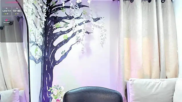Snapshot of _LaraMom_ chatting on June 2026 07:41:01 PM LaraMom online show from June 2026 07:41:01 PM