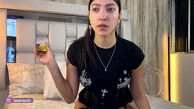 Snapshot of MarianaBranzz chatting on July 2026 02:17:02 AM MarianaBranzz online show from July 2026 02:17:02 AM